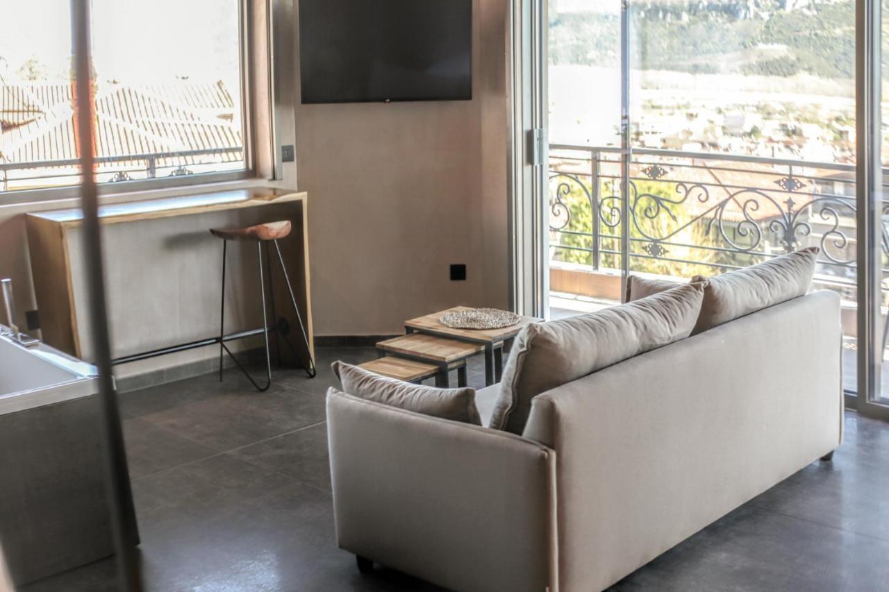 Meteora Heaven And Earth Premium Suites - Adults Friendly 卡兰巴卡 外观 照片